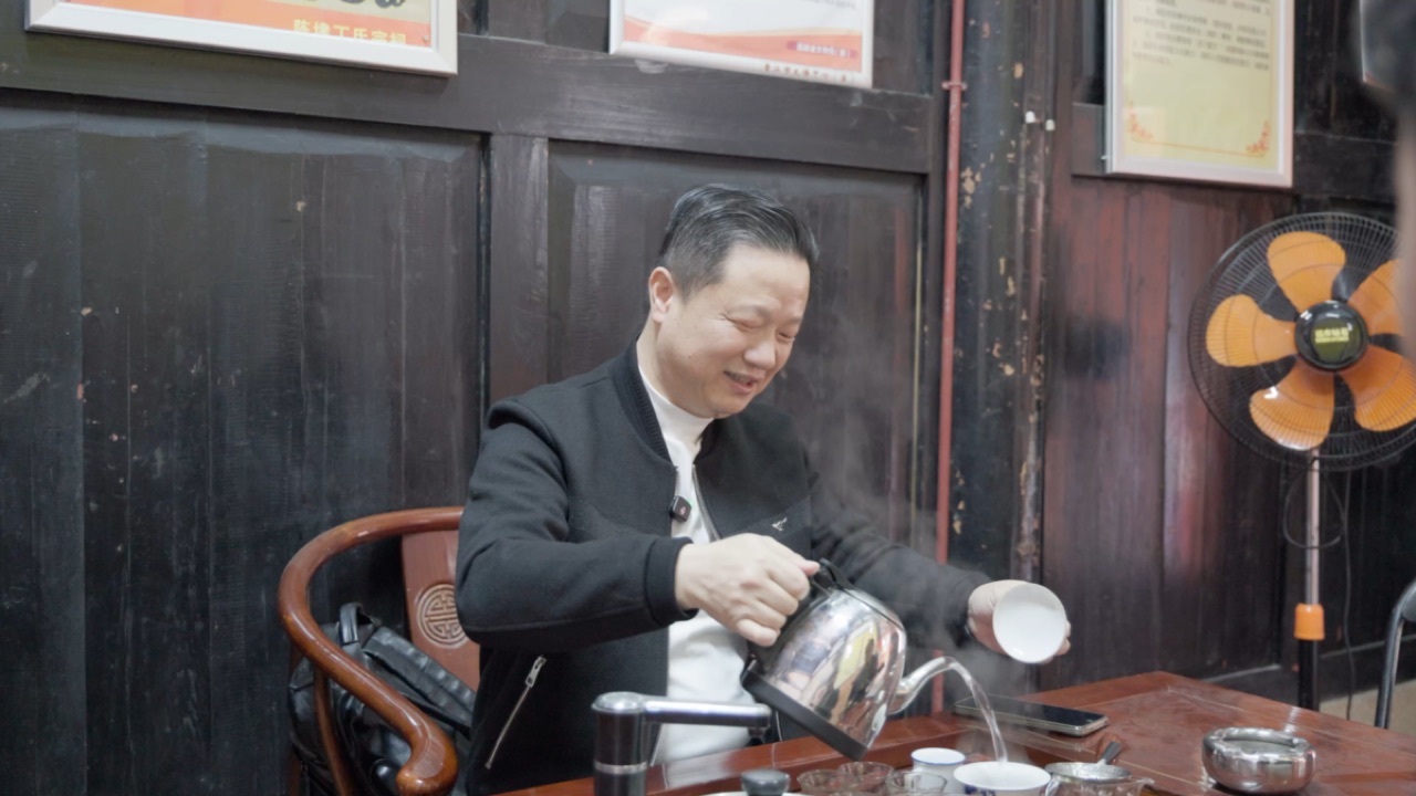 Interview inside the ancestral temple / 宗祠内访谈