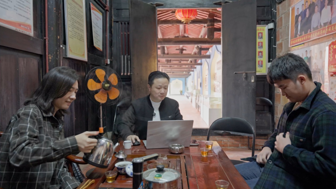 Roundtable conversation / 围桌交流